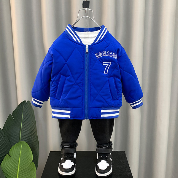 Novi model dječje jakne sa izvezenim natpisom za dječake