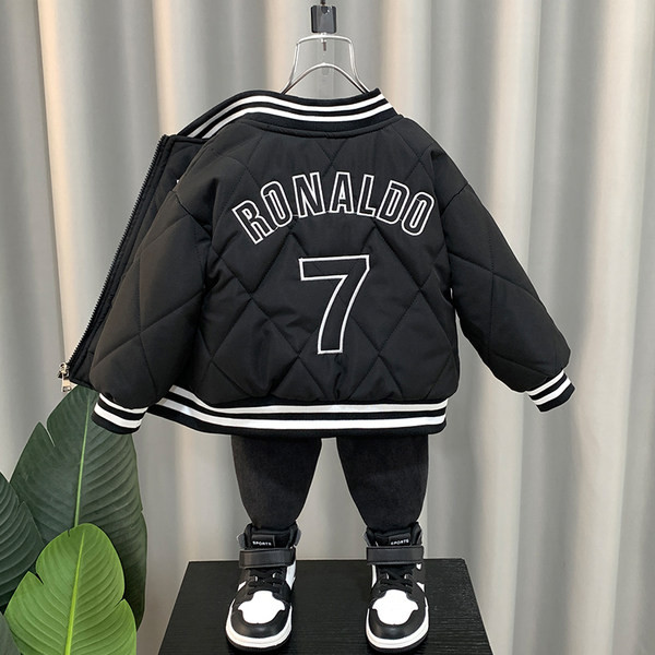 Novi model dječje jakne sa izvezenim natpisom za dječake