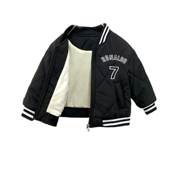 Novi model dječje jakne sa izvezenim natpisom za dječake