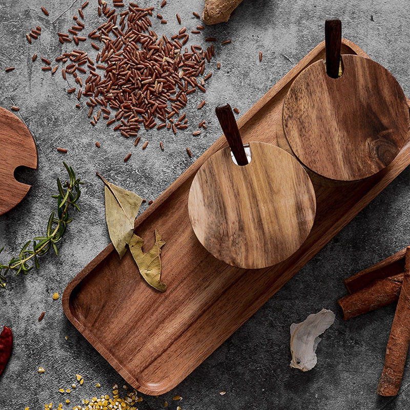 Staklena posuda za začine s drvenim poklopcem. Staklo za pohranu hrane. Prozirni spremnici. Kuhinjski šank. Zatvoreni spremnik. Sol. Šećer. Rezerva začina. Alati