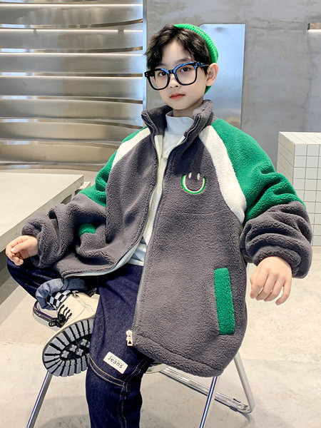 Geaca de pluș pentru băieți cu broderie și buzunar