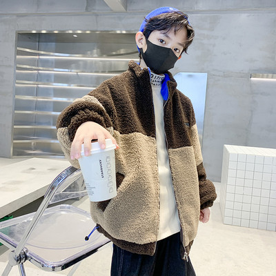 Jesenska ležerna jakna s patentnim zatvaračem i džepom