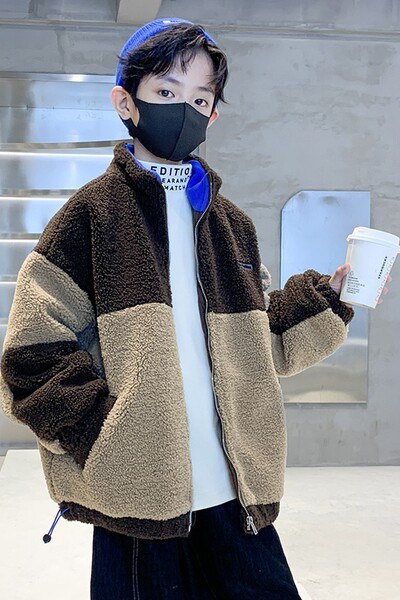 Jesenska ležerna jakna s patentnim zatvaračem i džepom