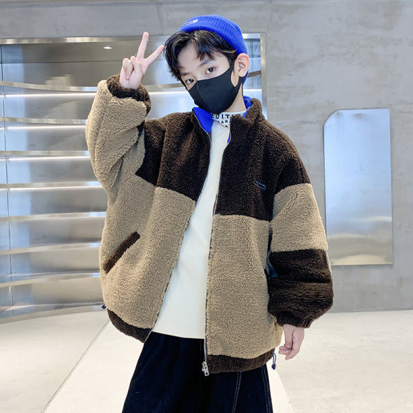 Jesenska ležerna jakna s patentnim zatvaračem i džepom