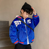 Ležerna jakna za dječake s izvezenim natpisom i kopčanjem na gumbe