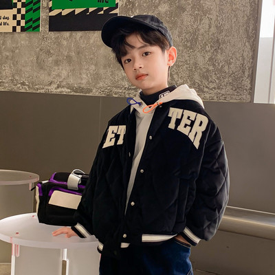 Ležerna jakna za dječake s izvezenim natpisom i kopčanjem na gumbe