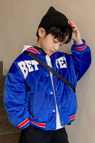 Ležerna jakna za dječake s izvezenim natpisom i kopčanjem na gumbe