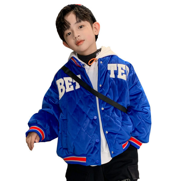 Ležerna jakna za dječake s izvezenim natpisom i kopčanjem na gumbe