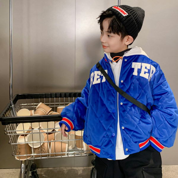 Ležerna jakna za dječake s izvezenim natpisom i kopčanjem na gumbe