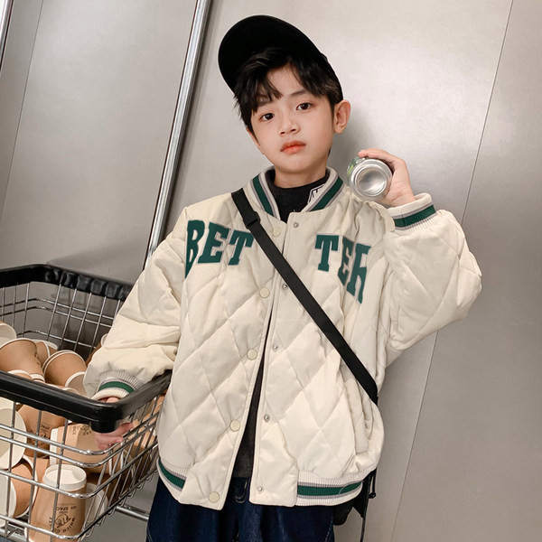 Ležerna jakna za dječake s izvezenim natpisom i kopčanjem na gumbe