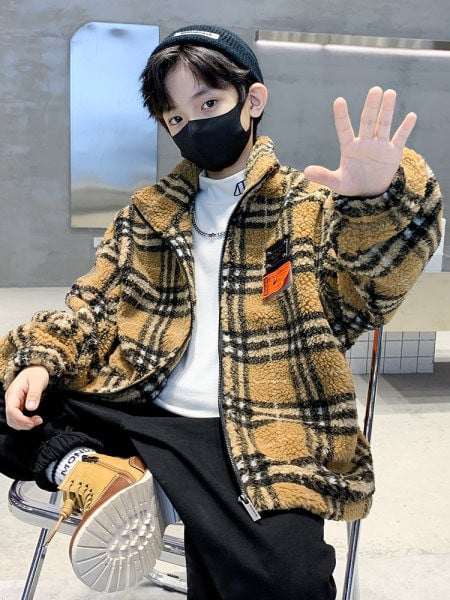 Őszi gyerekdzseki klasszikus gallérral és zsebbel