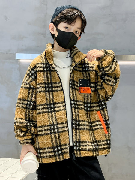 Őszi gyerekdzseki klasszikus gallérral és zsebbel