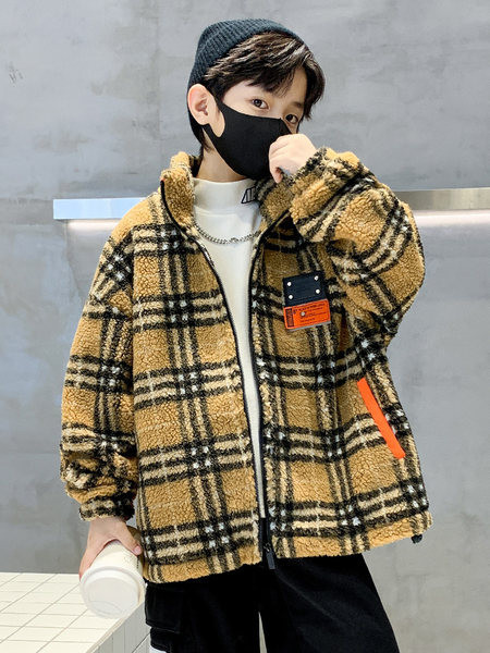 Őszi gyerekdzseki klasszikus gallérral és zsebbel