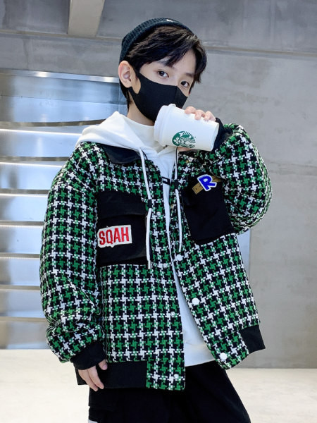 Rudens-žiemos languota striukė berniukams su gobtuvu ir raišteliais