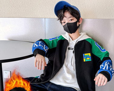 Ležerna sportska jakna za dječake s natpisom