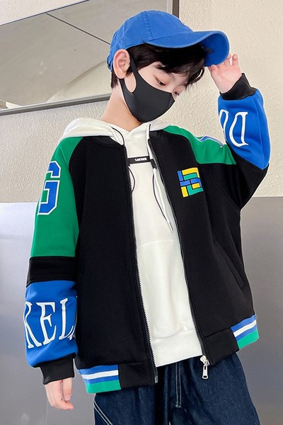 Laisvalaikio sportinė striukė berniukams su užrašais