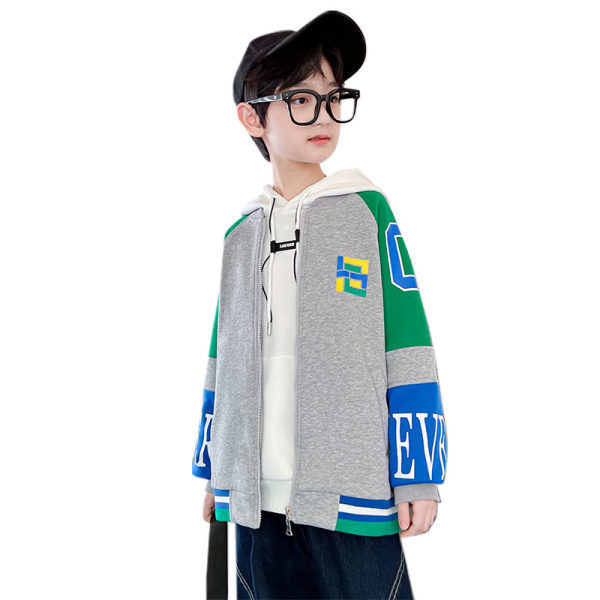 Laisvalaikio sportinė striukė berniukams su užrašais