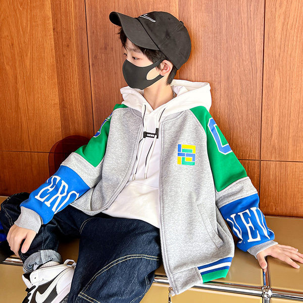 Laisvalaikio sportinė striukė berniukams su užrašais