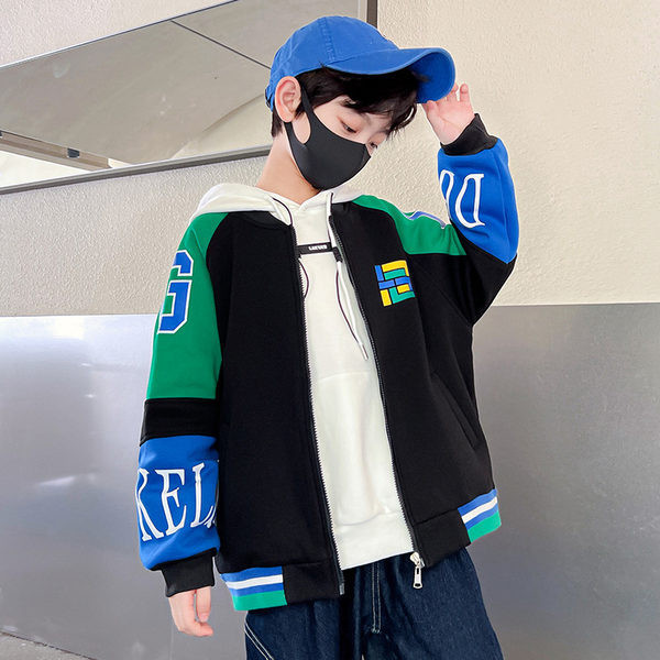 Laisvalaikio sportinė striukė berniukams su užrašais