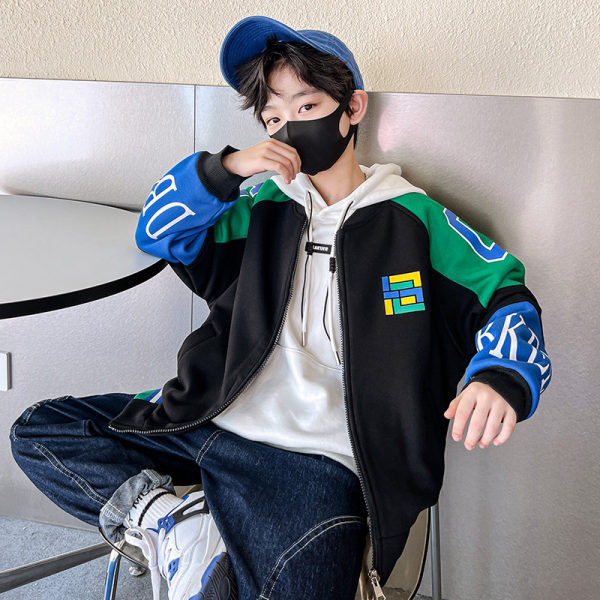 Laisvalaikio sportinė striukė berniukams su užrašais