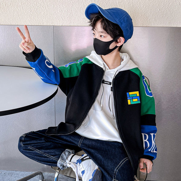 Laisvalaikio sportinė striukė berniukams su užrašais