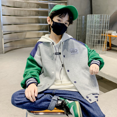 Gyerekkabát rögzítés gombbal és zsebbel