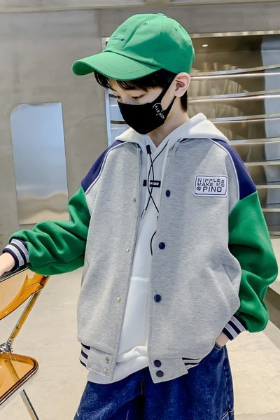 Gyerekkabát rögzítés gombbal és zsebbel