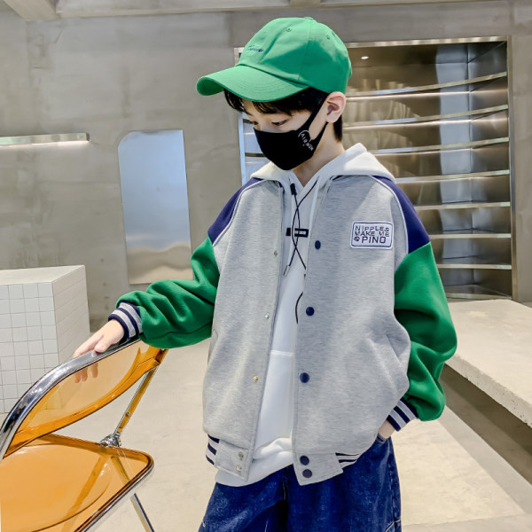 Gyerekkabát rögzítés gombbal és zsebbel