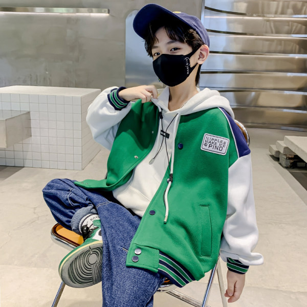 Gyerekkabát rögzítés gombbal és zsebbel