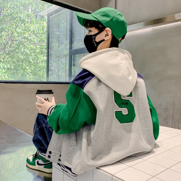 Gyerekkabát rögzítés gombbal és zsebbel