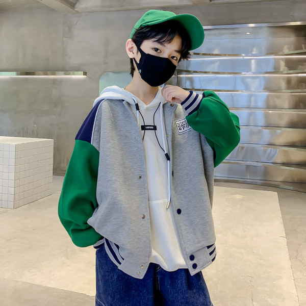 Gyerekkabát rögzítés gombbal és zsebbel