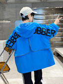 Sportinė striukė berniukui su raštu ir gobtuvu