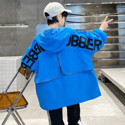 Sportinė striukė berniukui su raštu ir gobtuvu