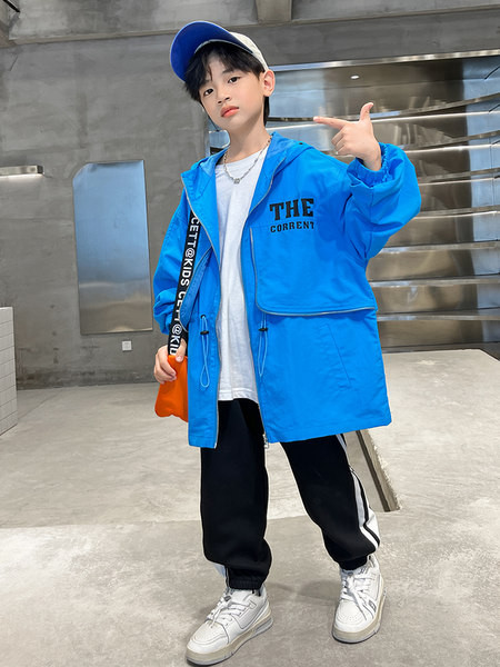 Sportinė striukė berniukui su raštu ir gobtuvu