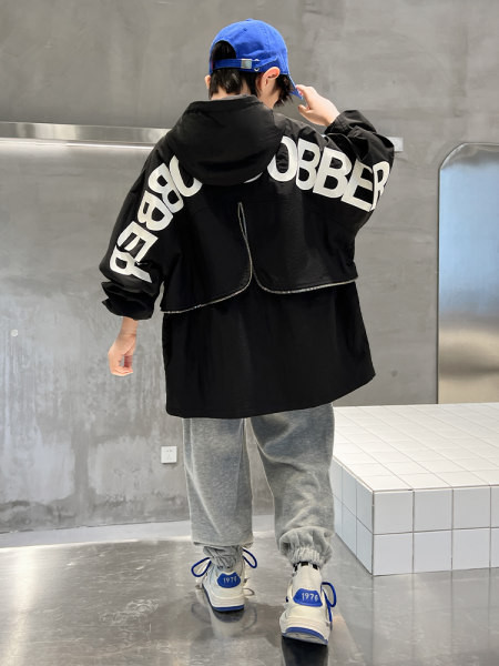 Sportinė striukė berniukui su raštu ir gobtuvu