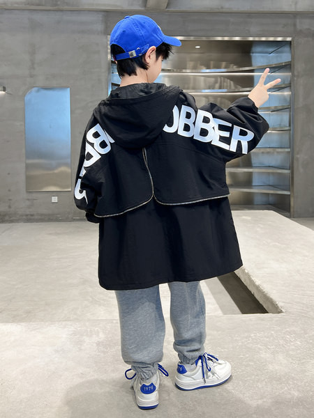 Sportinė striukė berniukui su raštu ir gobtuvu