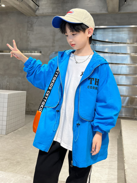 Sportinė striukė berniukui su raštu ir gobtuvu