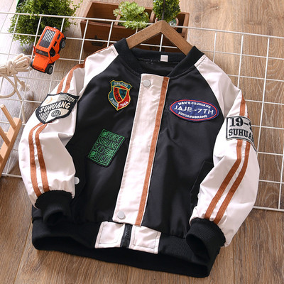 Vaikiška striukė su sagomis ir spauda