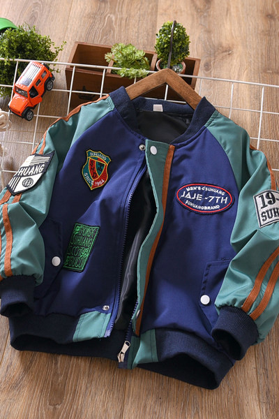 Vaikiška striukė su sagomis ir spauda