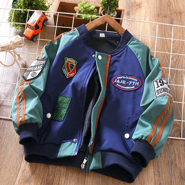 Vaikiška striukė su sagomis ir spauda