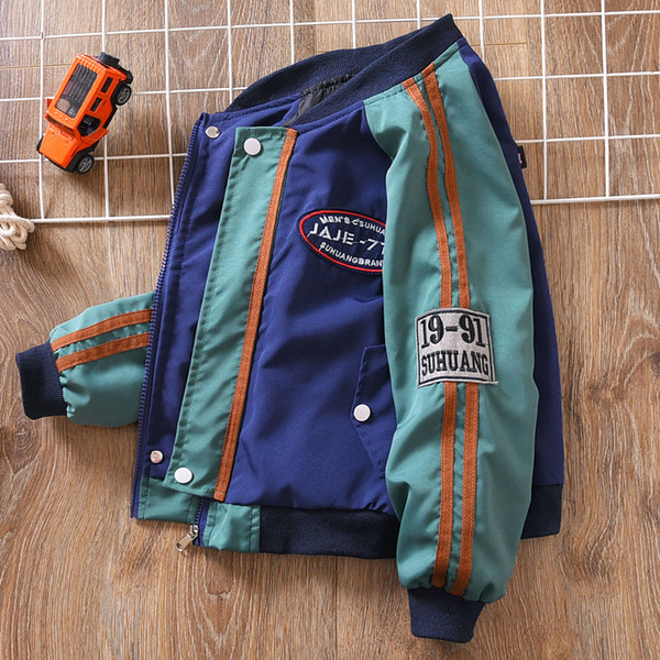 Vaikiška striukė su sagomis ir spauda