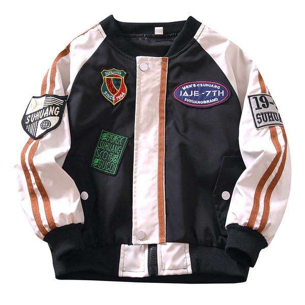 Vaikiška striukė su sagomis ir spauda