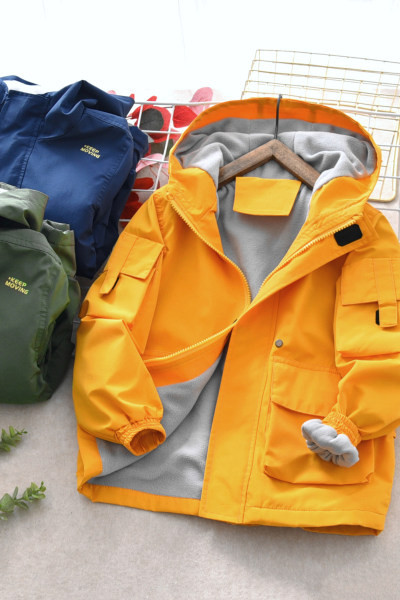 Proljetno-jesenska jakna s toplom postavom i kapuljačom za dječake