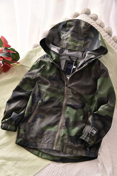 Vaikiška kamufliažinė striukė su kišene ir gobtuvu