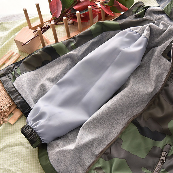 Vaikiška kamufliažinė striukė su kišene ir gobtuvu