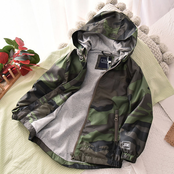 Vaikiška kamufliažinė striukė su kišene ir gobtuvu