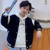 Vaikiškos sportinės striukės užsegimas sagute ir kišenėle