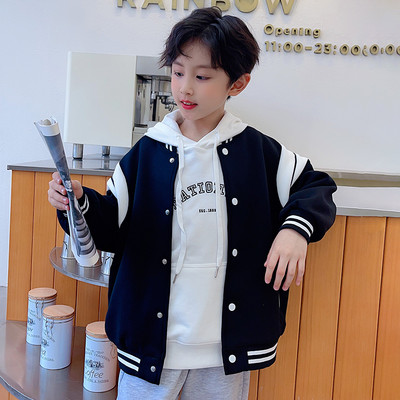 Vaikiškos sportinės striukės užsegimas sagute ir kišenėle