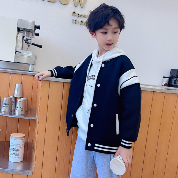 Vaikiškos sportinės striukės užsegimas sagute ir kišenėle