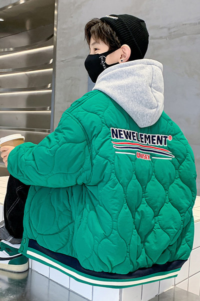 Hímzett mintával és kapucnival ellátott alkalmi kabát fiúknak